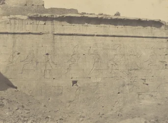 (Edfou, sculture e iscrizioni della facciata orientale del muro di cinta)